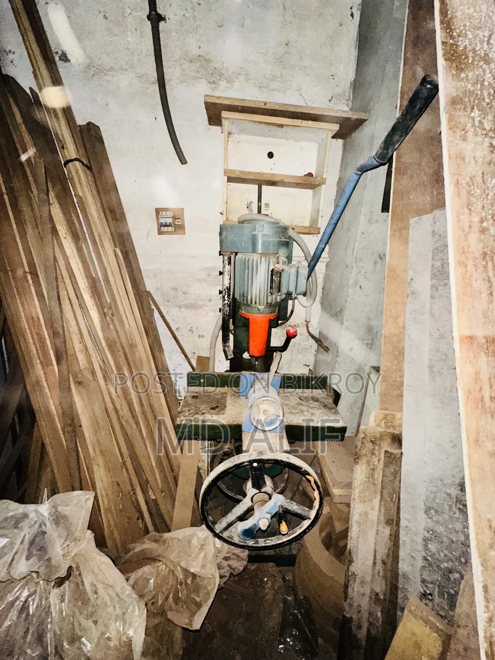 There are all kinds of machines for wood cutting and designing.