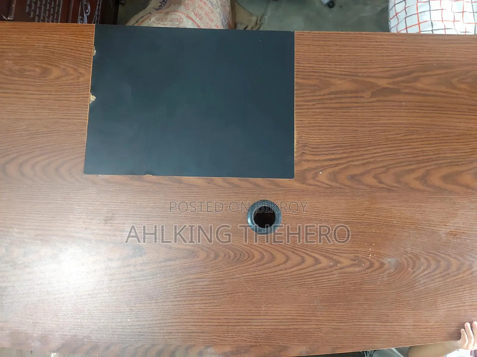 অফিস টেবিল
