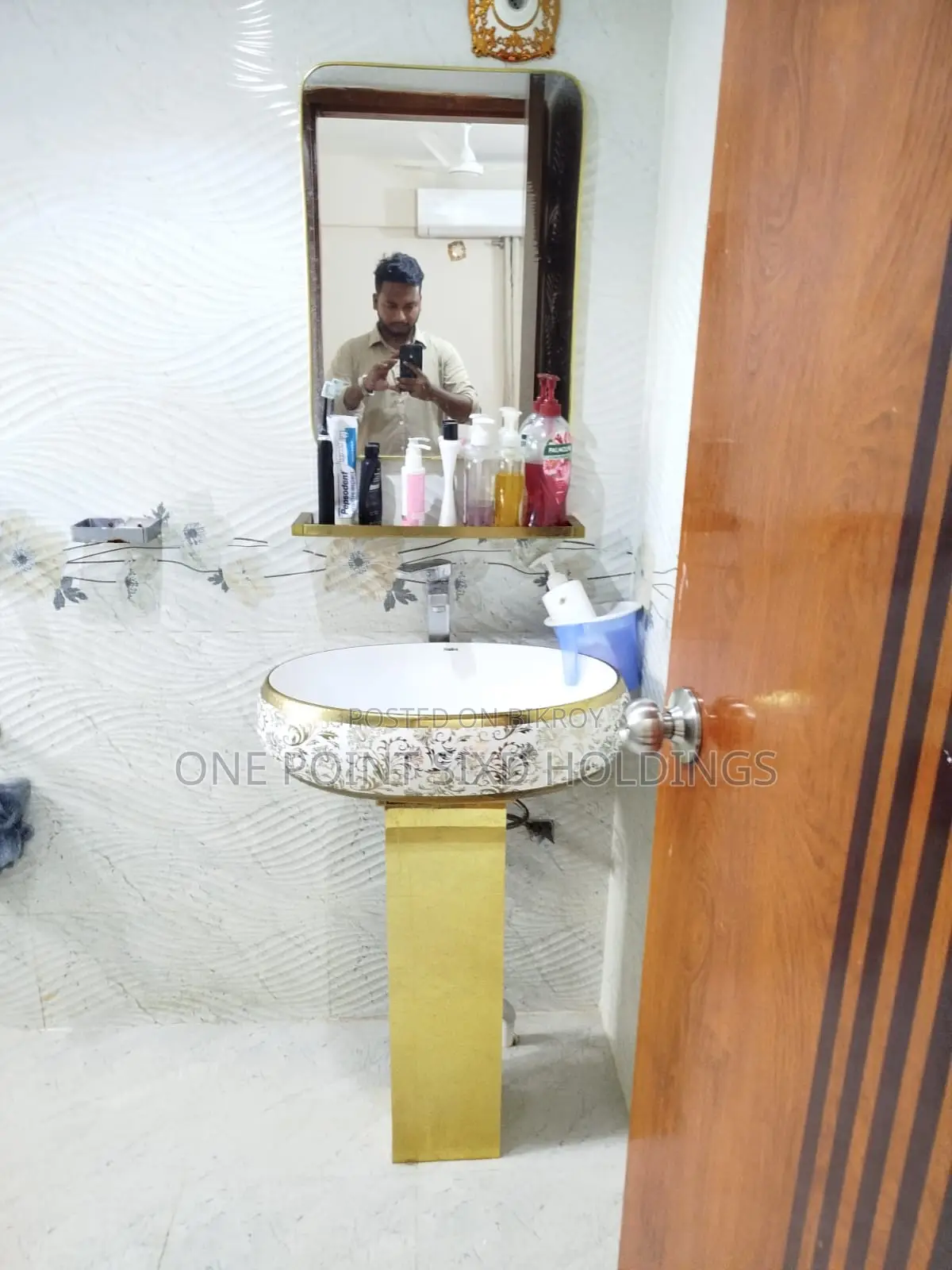 উত্তর মডেল টাউনে ৪ বেডরুমের অ্যাপার্টমেন্ট বিক্রয়