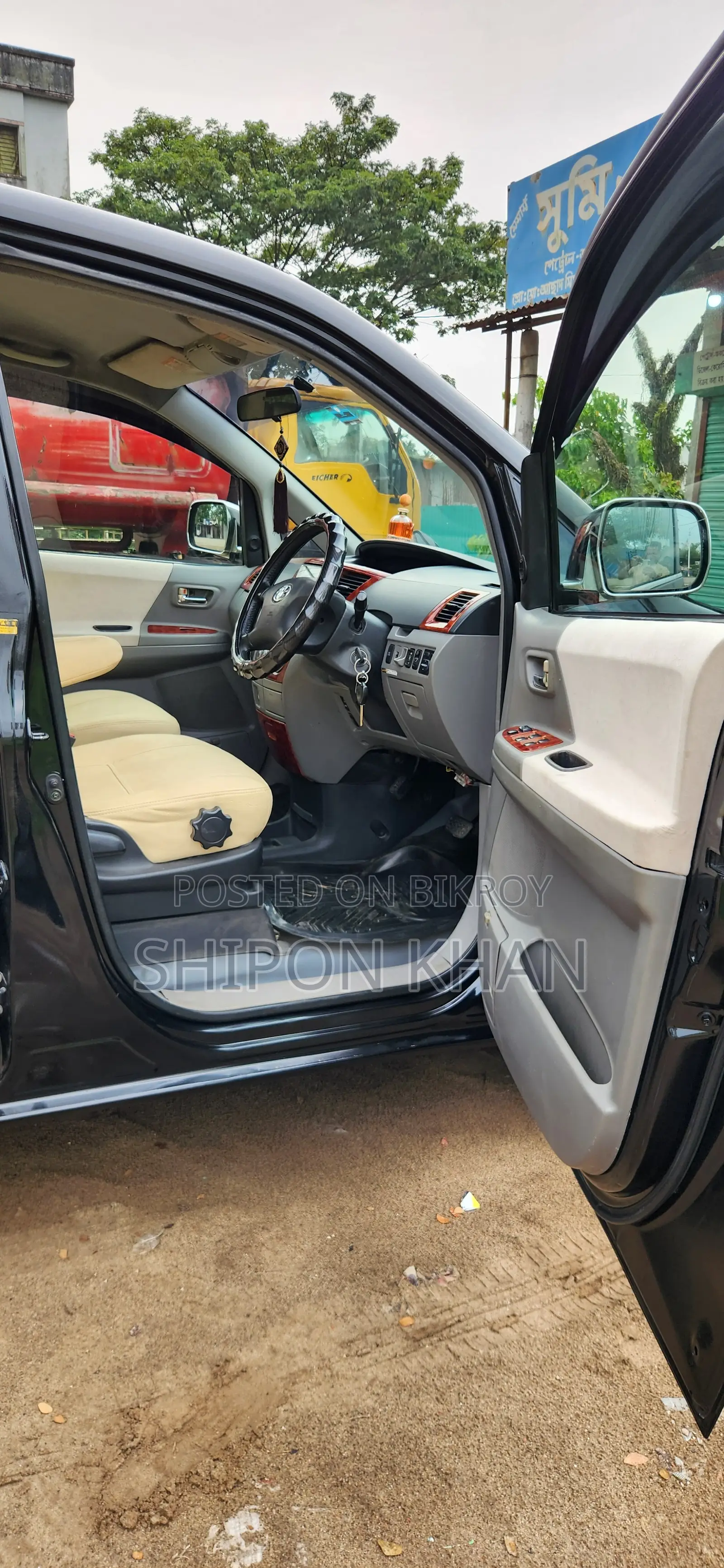Toyota HiAce 2002 Black