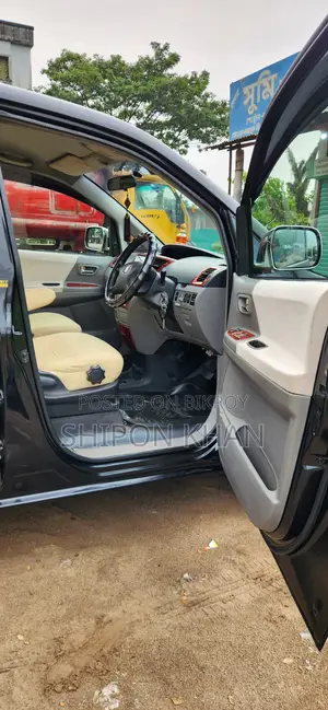 Toyota HiAce 2002 Black