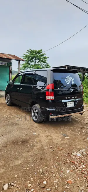 Toyota HiAce 2002 Black