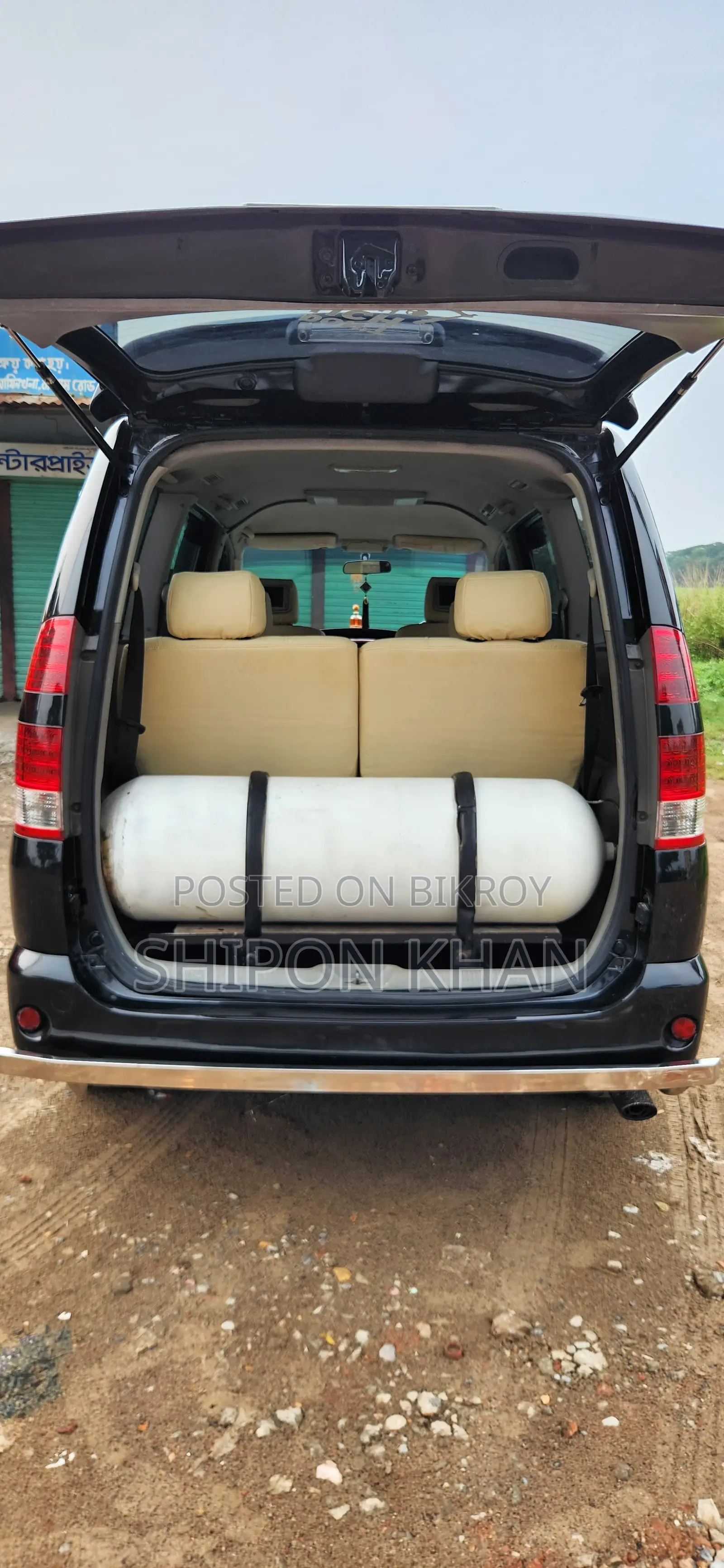 Toyota HiAce 2002 Black