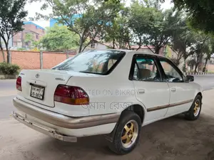 Toyota Corolla Sedan 1995 Pearl