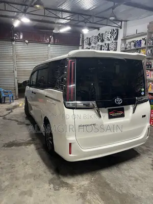 Toyota Esquire 1.8 Front-Wheel Drive Hybrid (7-Seater) 2018 Pearl