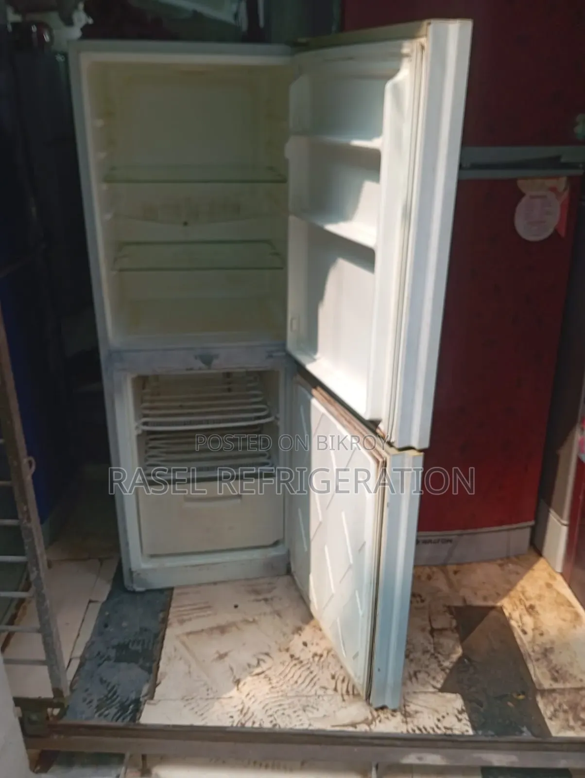 ১২ সিএফটি রানিং ফ্রিজ বিক্রি করা হবে।