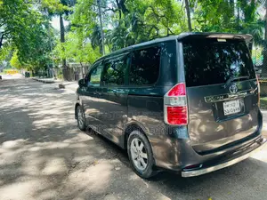 টয়োটা নোয়া ২.০ ১৪৩এইচপি এডব্লিউডি (৭ সিটার) ২০১০ ধূসর