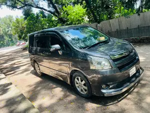 টয়োটা নোয়া ২.০ ১৪৩এইচপি এডব্লিউডি (৭ সিটার) ২০১০ ধূসর