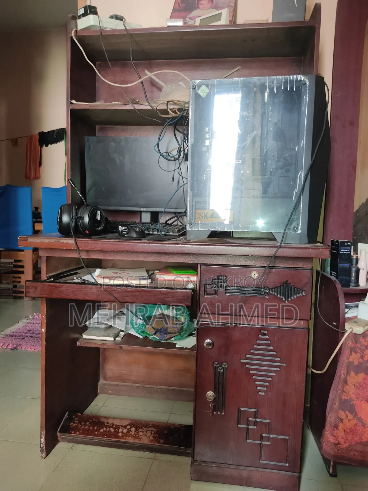 বুকশেলফ সহ কাস্টমাইজড কম্পিউটার টেবিল!,