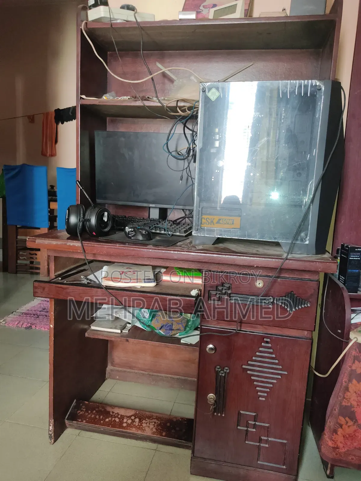 বুকশেলফ সহ কাস্টমাইজড কম্পিউটার টেবিল!,