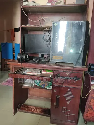 বুকশেলফ সহ কাস্টমাইজড কম্পিউটার টেবিল!,