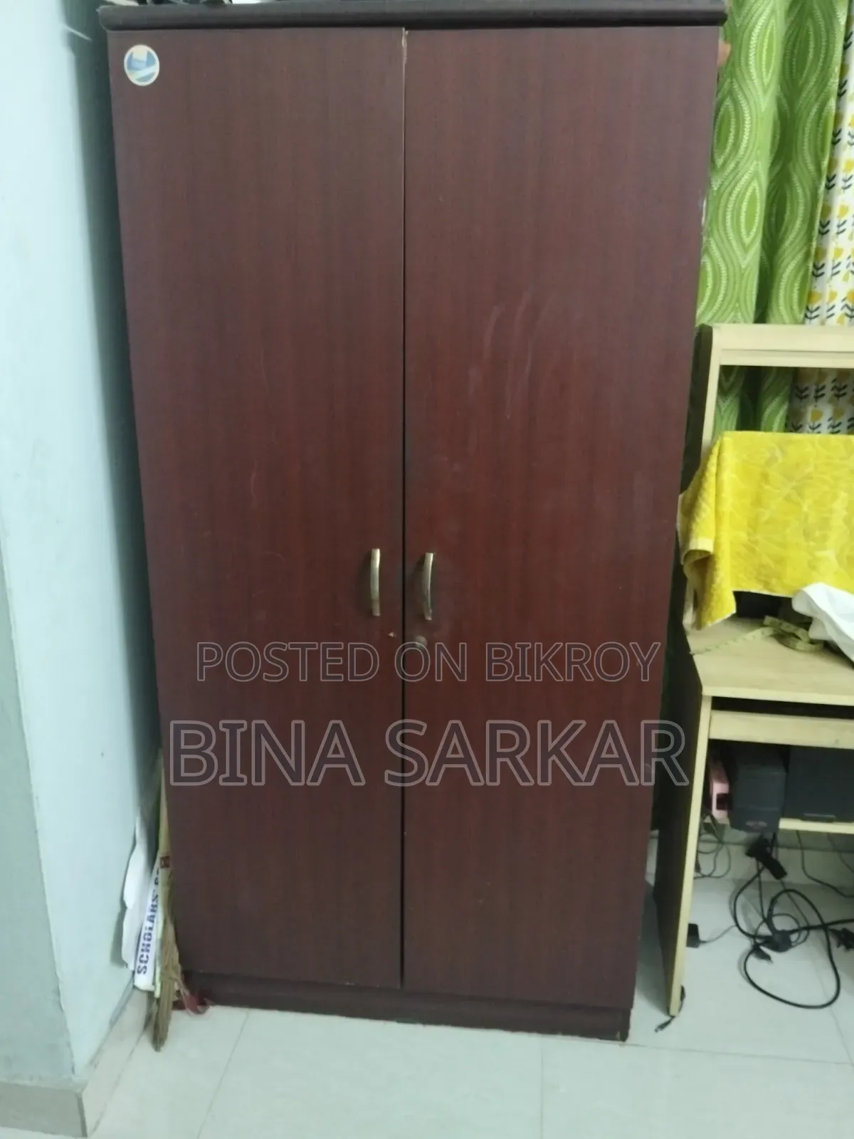 ব্রাউন আলমারি