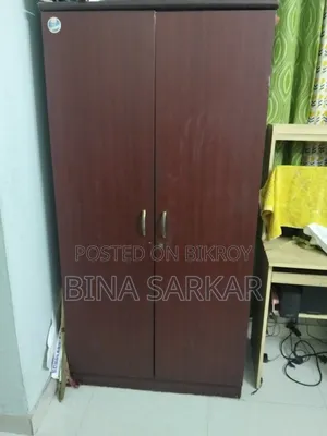 ব্রাউন আলমারি