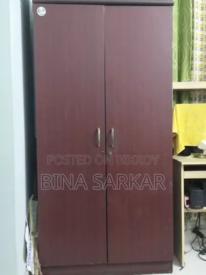 ব্রাউন আলমারি