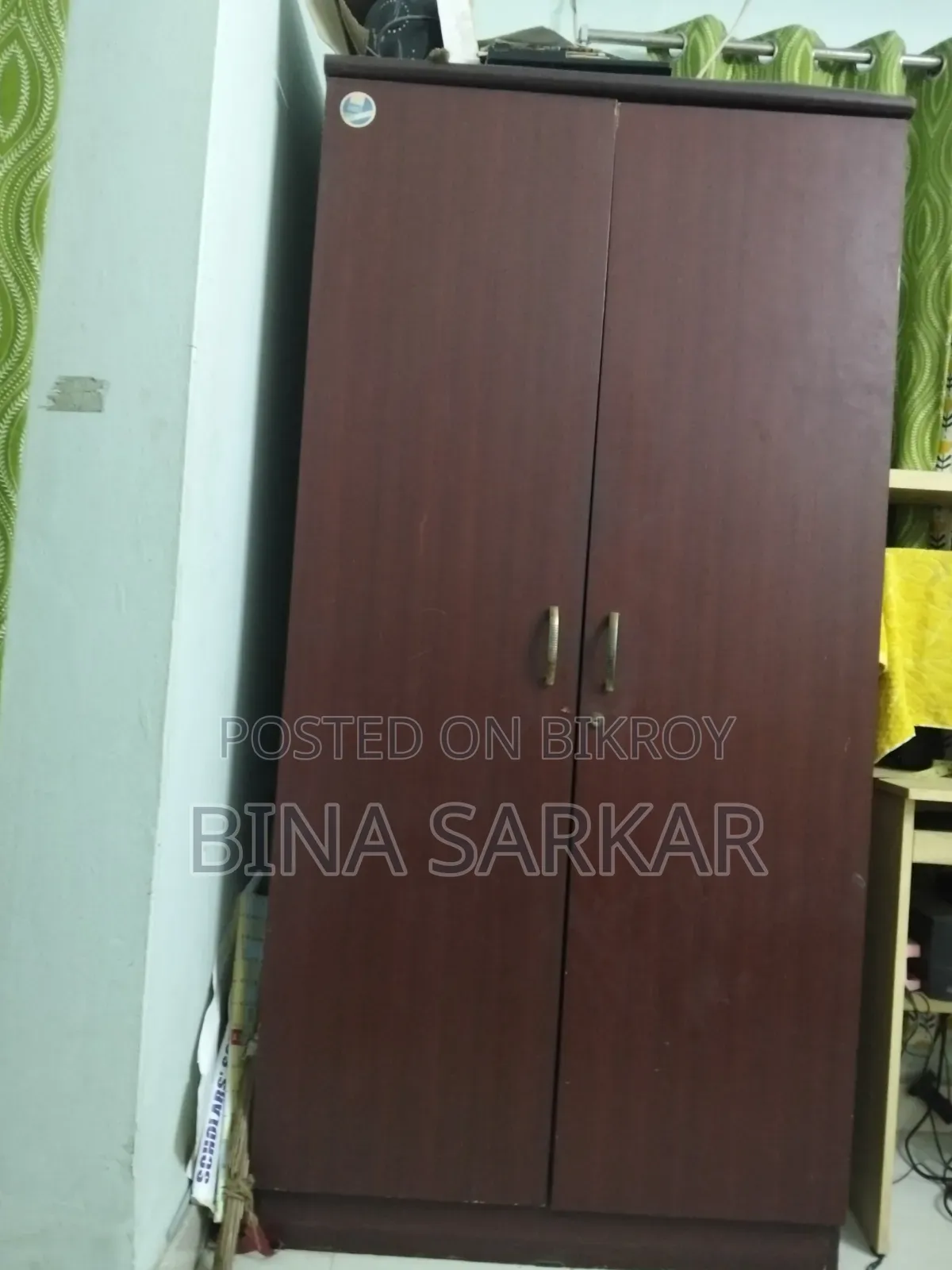 ব্রাউন আলমারি