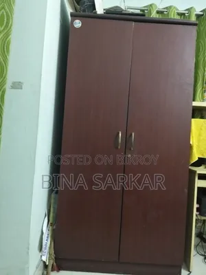 ব্রাউন আলমারি