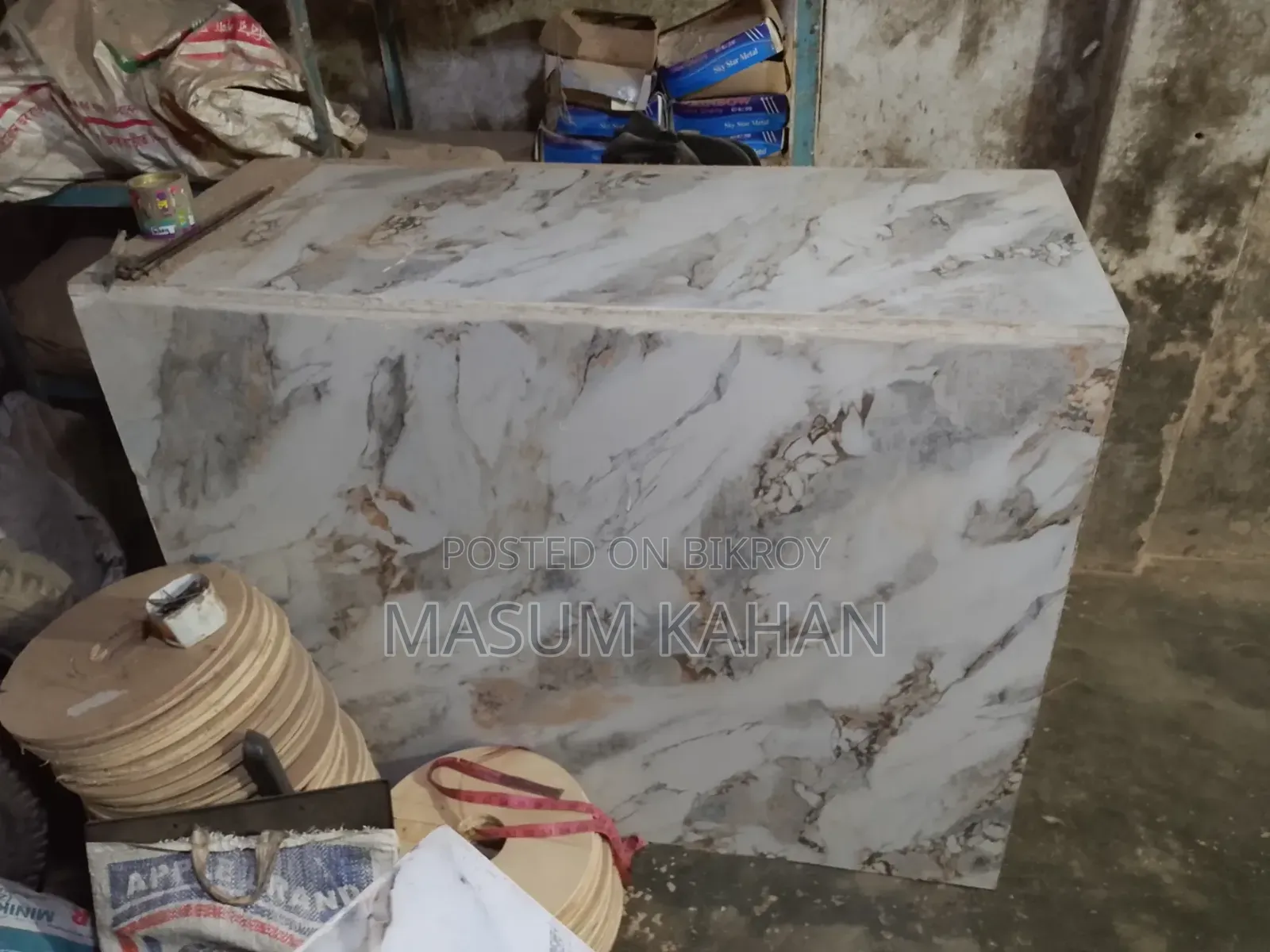 টাইলস কালার, দুইটি কাউন্টার টেবিল, ডয়ার সহ ৩.৫/২উচ্চতা ৩ফুট,৪/২+৩চ।