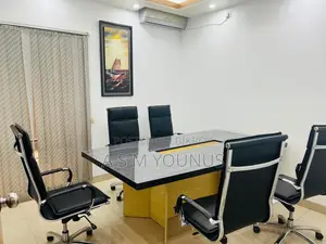 বনানী তে ১টি মিটিং টেবিল বিক্রি হবে।