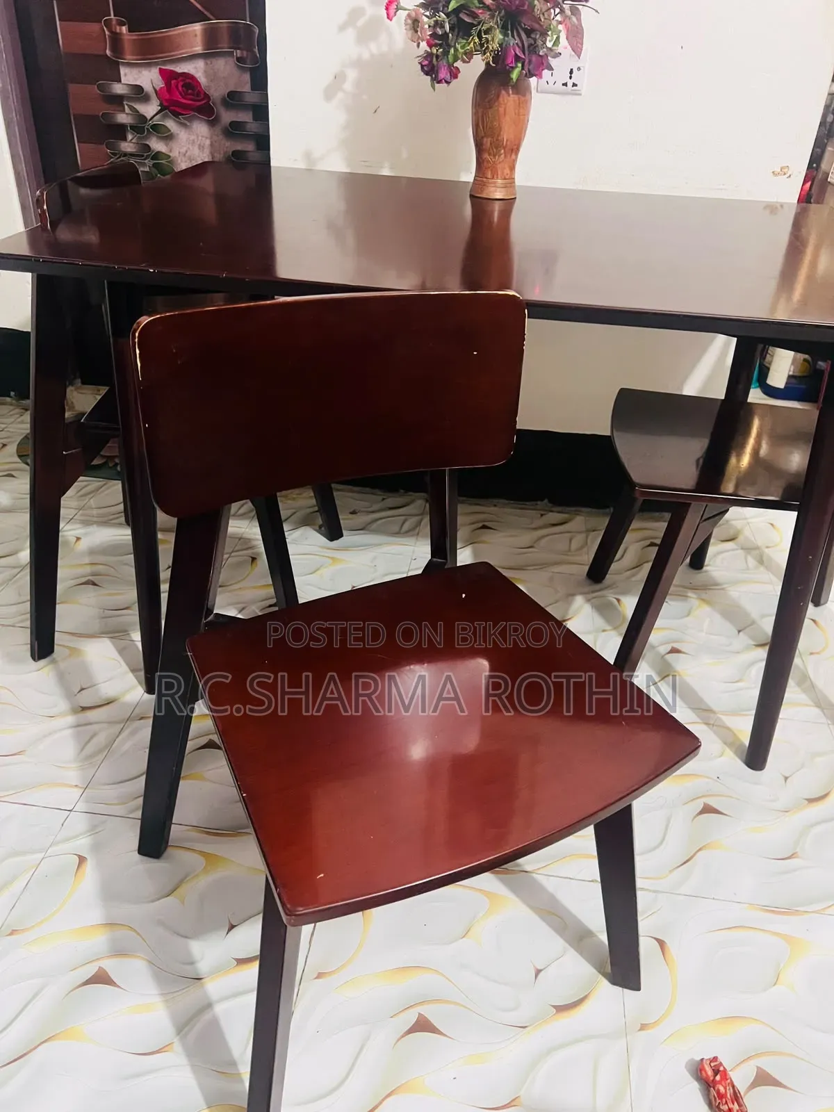 Regal Table With 4 Chair