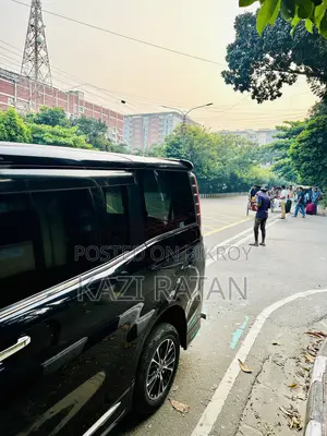 টয়োটা এসকায়ার ২.০ এফডব্লিউডি (৮ সিটার) ২০১৪ বেগুনি