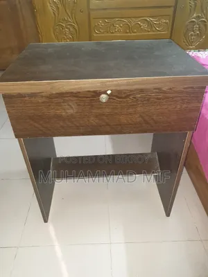 পড়ার টেবিল