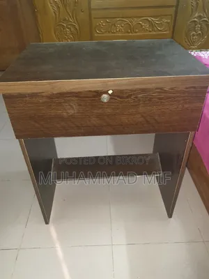 পড়ার টেবিল