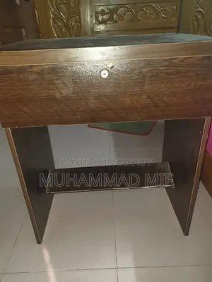 পড়ার টেবিল