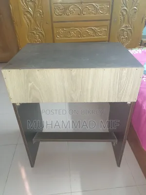 পড়ার টেবিল
