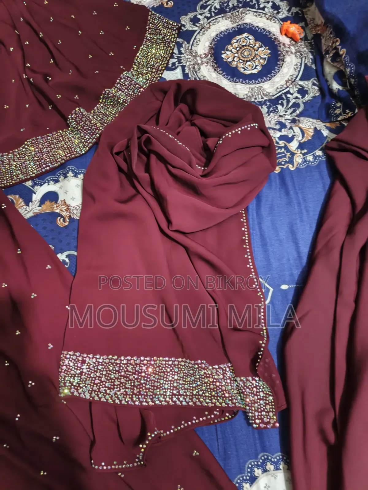  মেরুন বোরখা