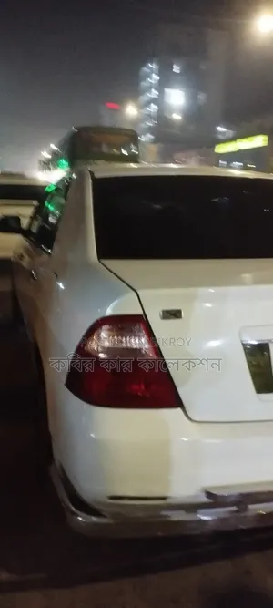 টয়োটা করোল্লা ২০০৪ সাদা