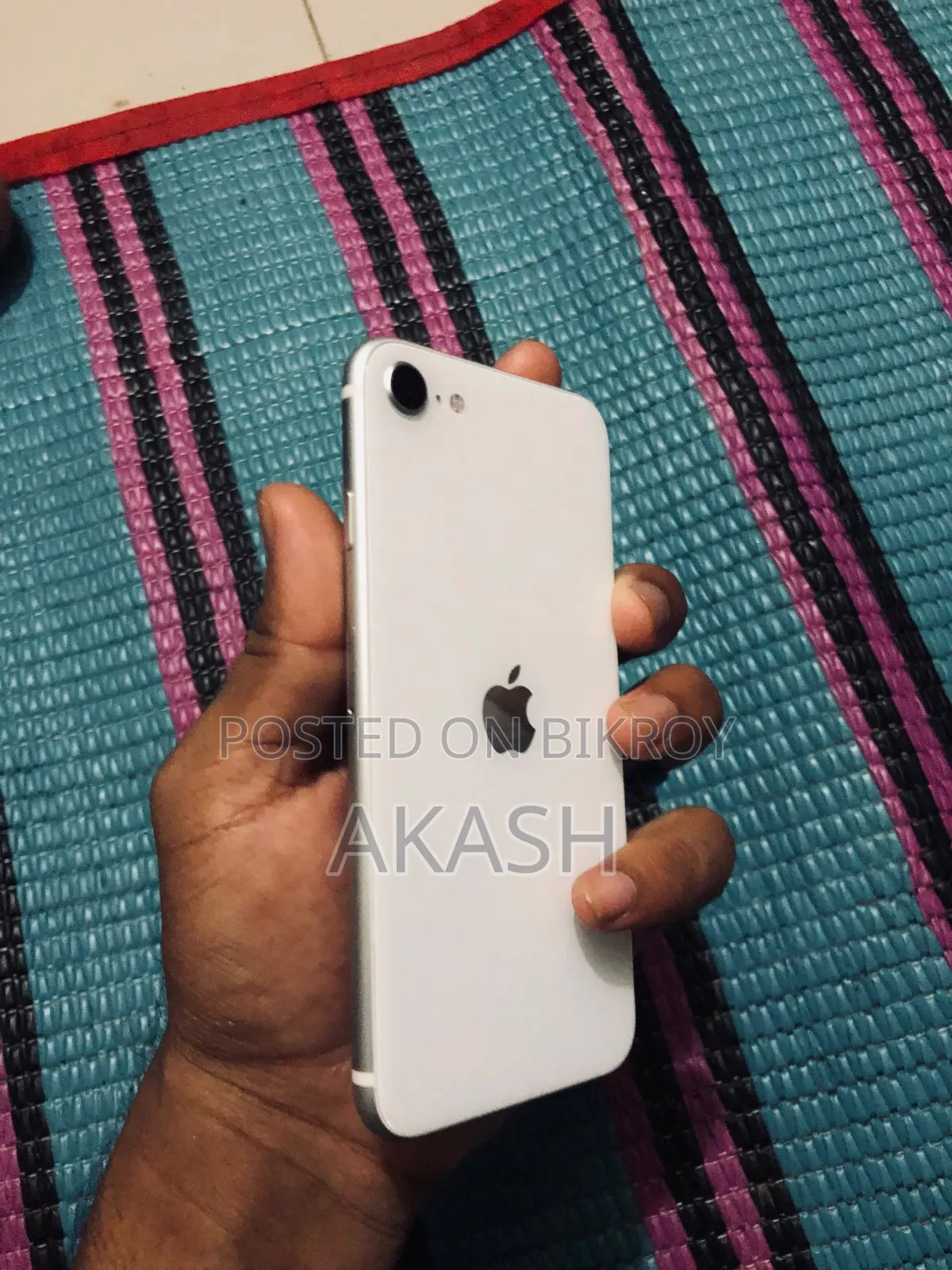 অ্যাপল আইফোন এসই ৬৪ জিবি হোয়াইট