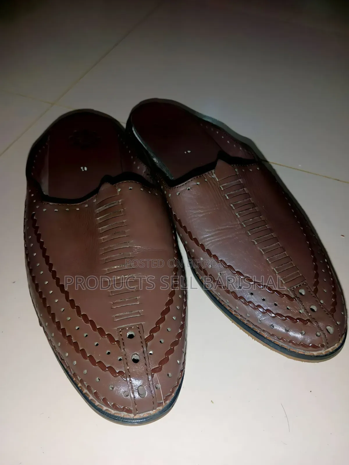 বন্ধু জুতোগুলো উপহার দিয়েছিলো।