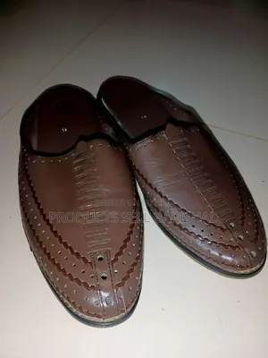 বন্ধু জুতোগুলো উপহার দিয়েছিলো।