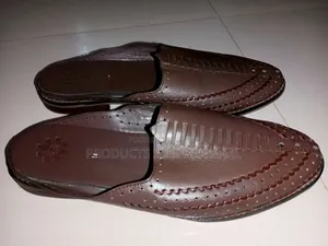 বন্ধু জুতোগুলো উপহার দিয়েছিলো।