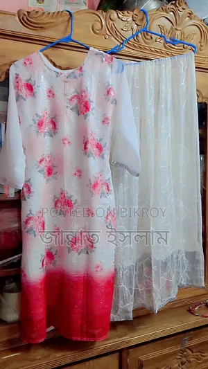 Two-piece dress with an inner lining underneath