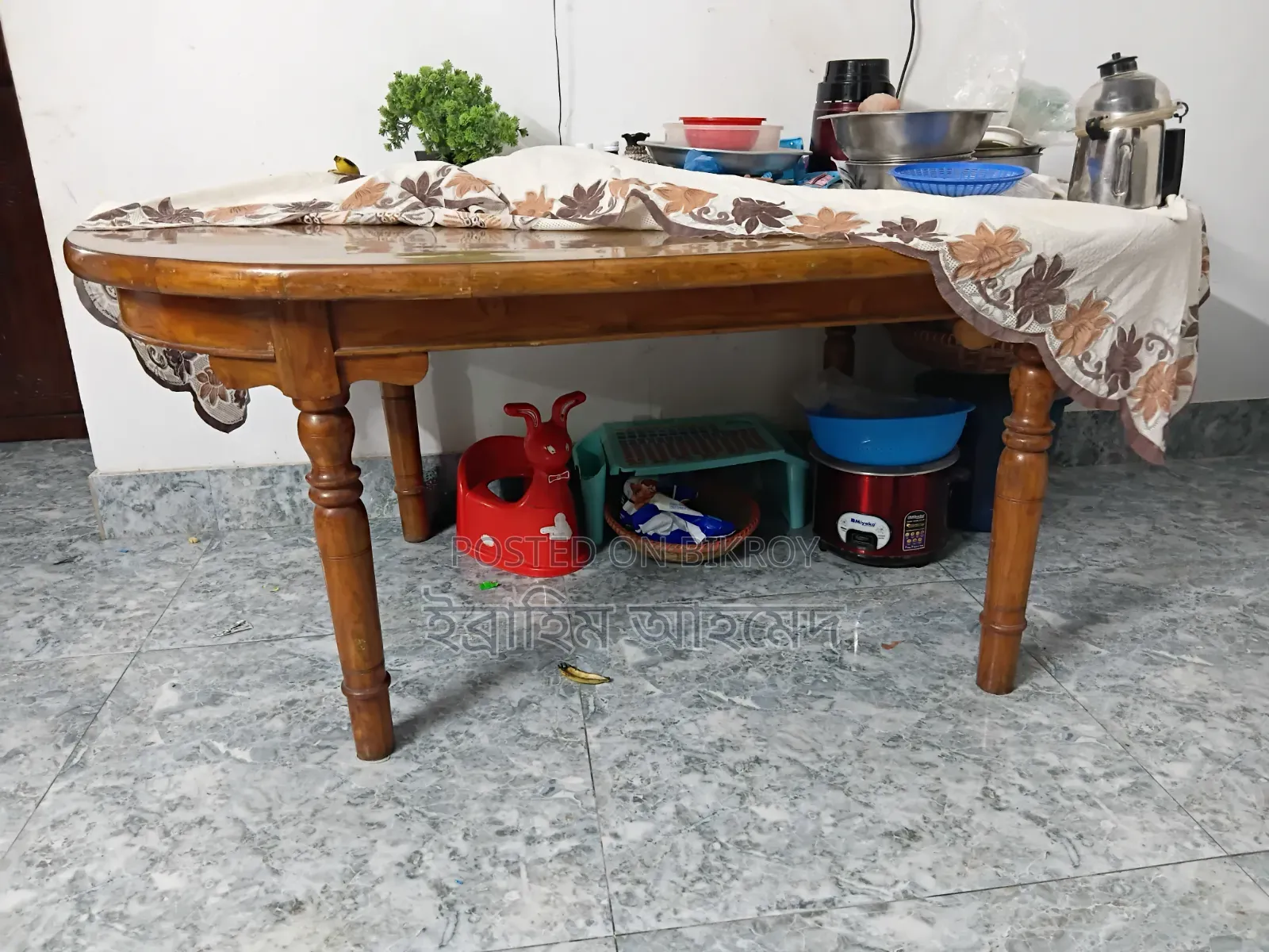 ডাইনিং টেবিল