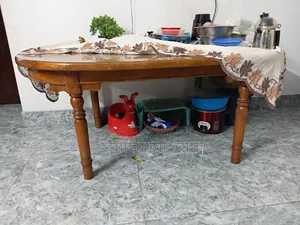 ডাইনিং টেবিল