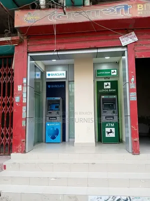 দারুণ পজিশনে অনেক মানুষের চলাচল পূর্ণ স্থানে এটিএম সিআরএম বুথ