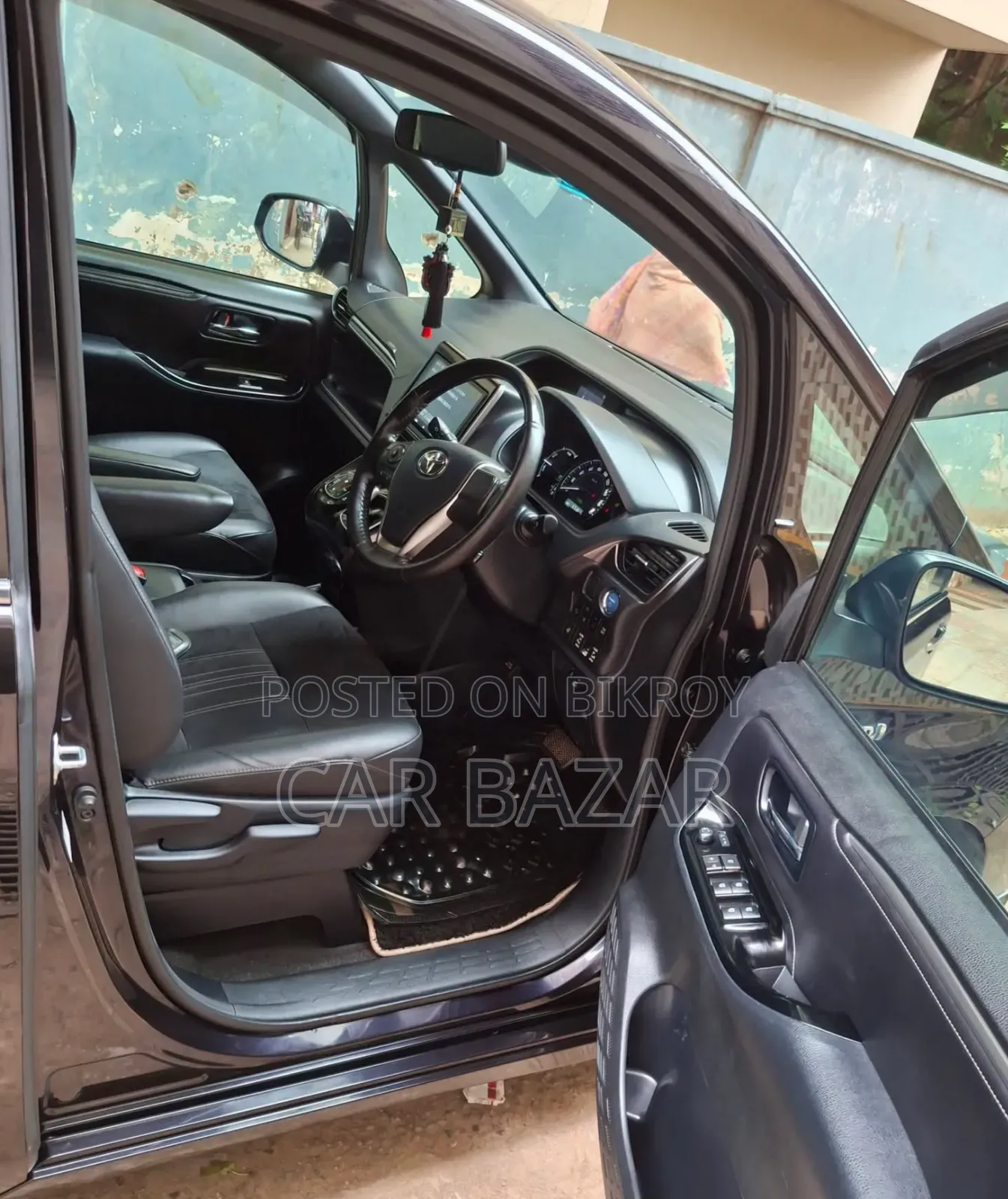 Toyota Noah 1.8 FWD Hybrid (7 seater) 2019 Gray