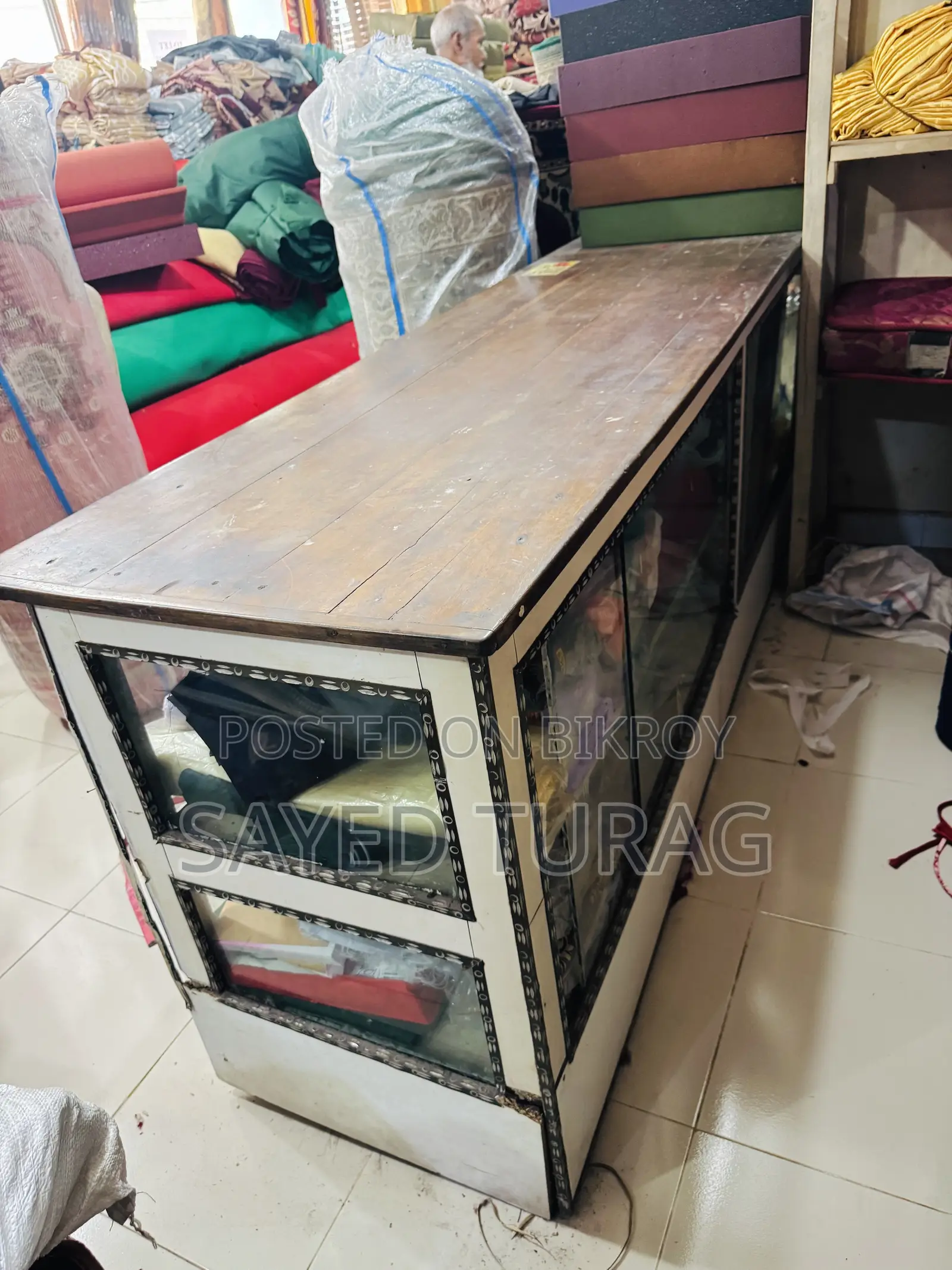 কাটের কাঠের একটি কাউন্টার বিক্রি করা হবে
