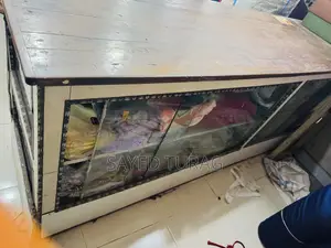 কাটের কাঠের একটি কাউন্টার বিক্রি করা হবে
