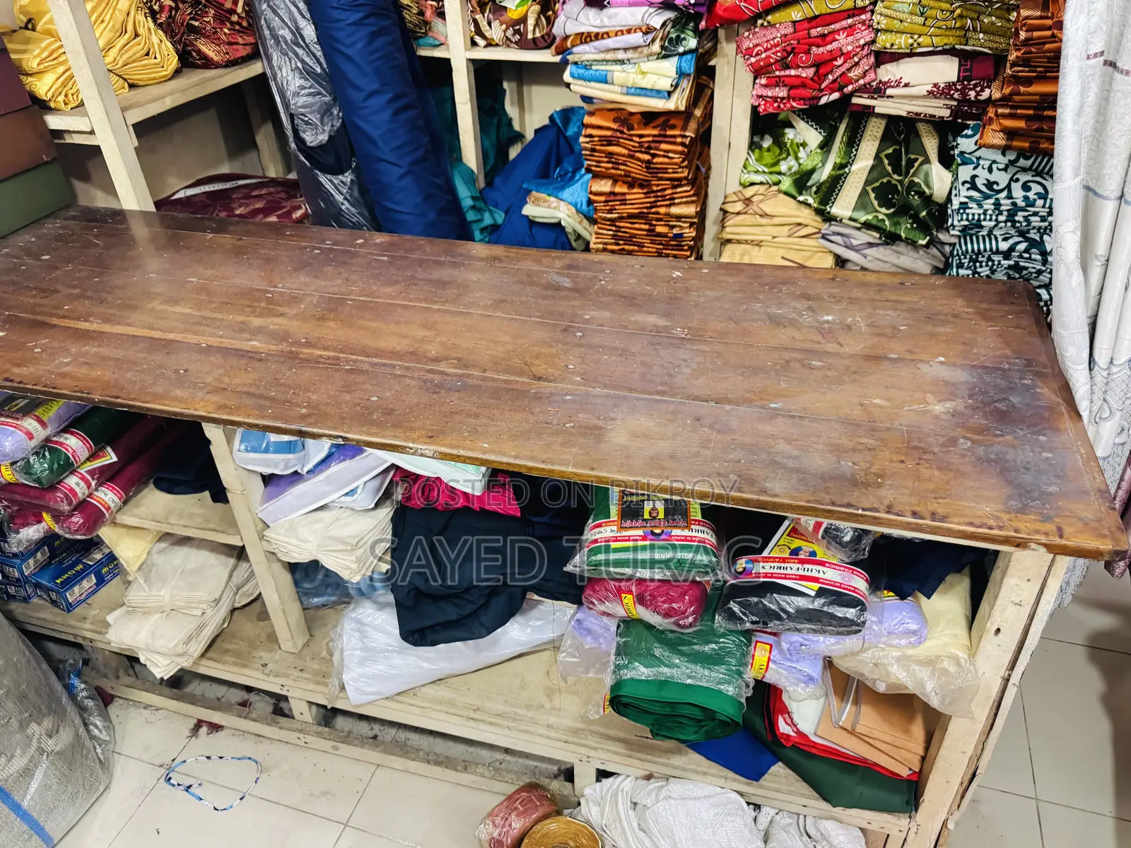 কাটের কাঠের একটি কাউন্টার বিক্রি করা হবে