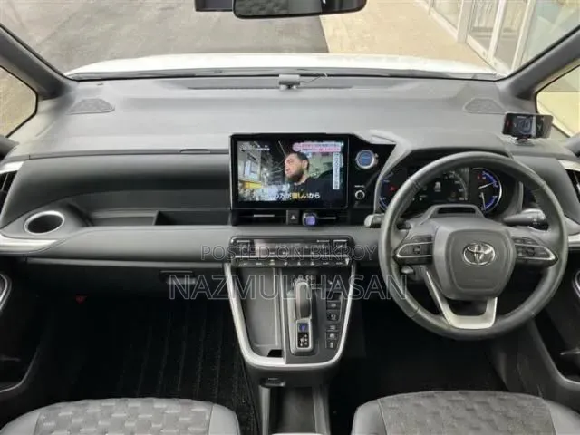Toyota Quantum 2024 White