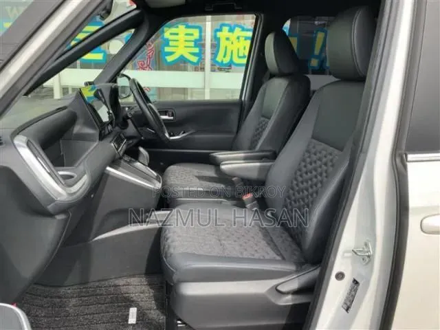 Toyota Quantum 2024 White