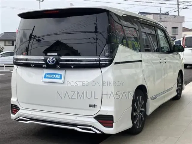 Toyota Quantum 2024 White