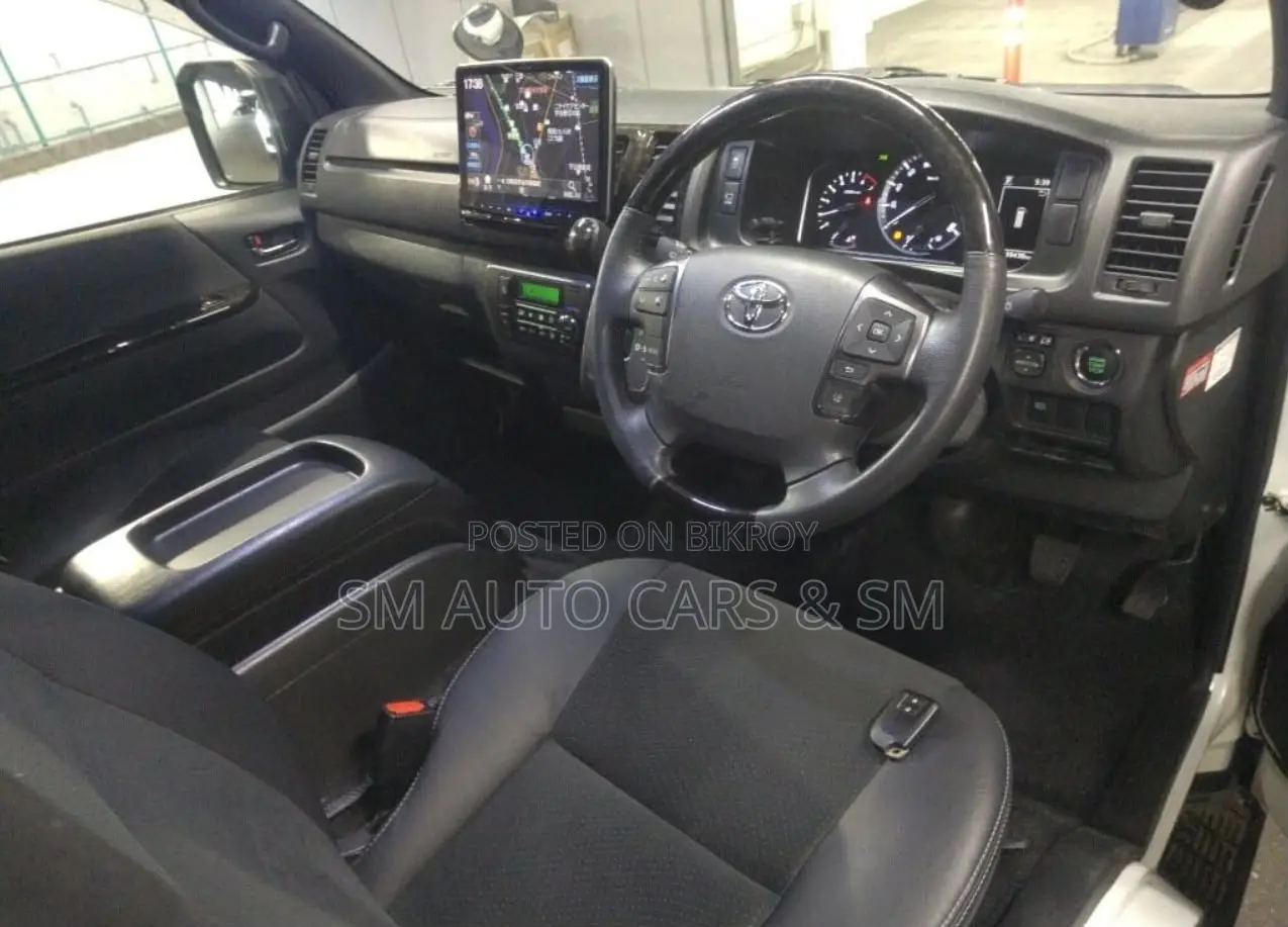 Toyota HiAce 2022 White
