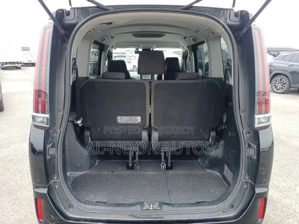 Toyota Noah 1.8 FWD Hybrid (7 seater) 2021 Black