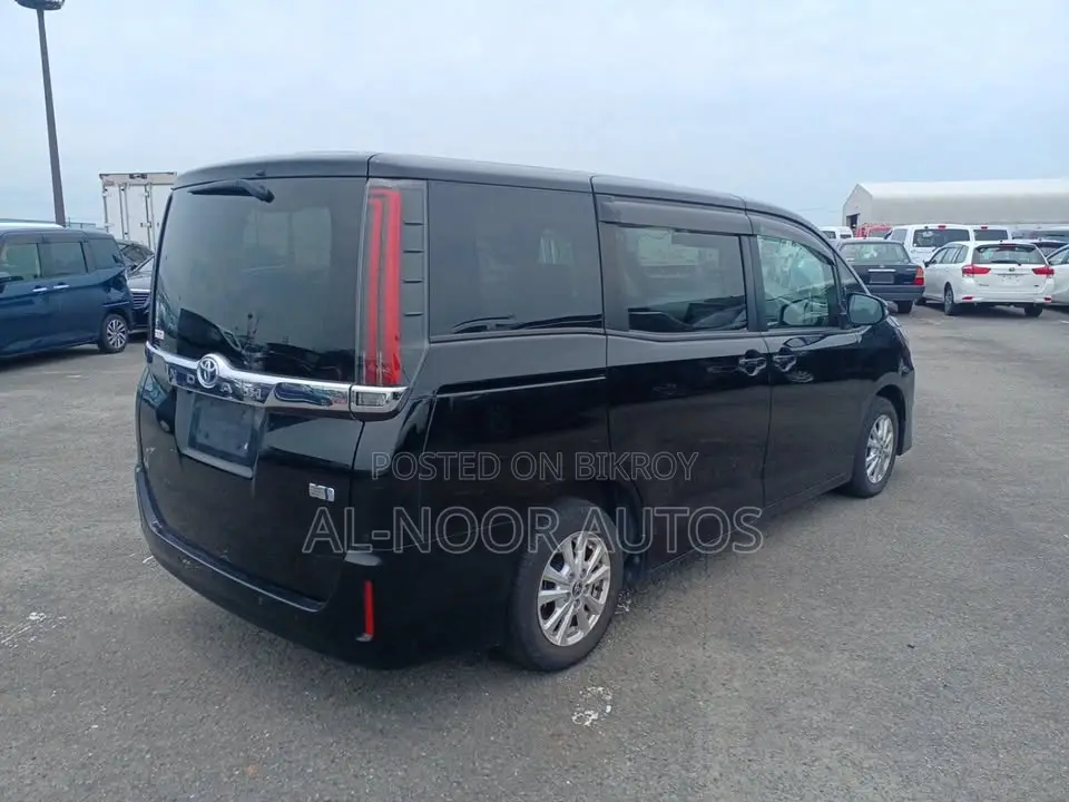Toyota Noah 1.8 FWD Hybrid (7 seater) 2021 Black
