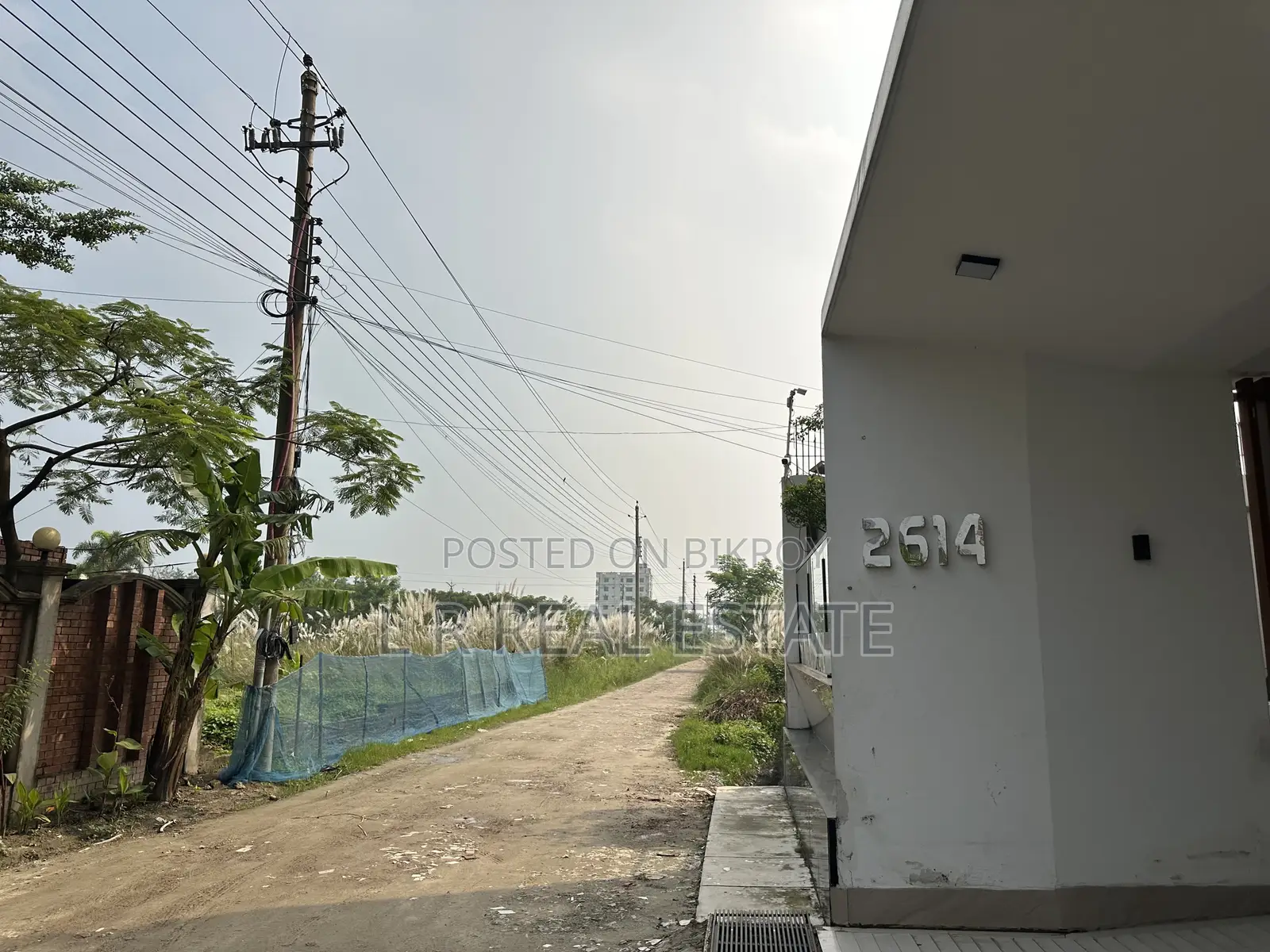 এম-ব্লক, ১০-কাঠা, দক্ষিণমুখী, ৭' বাউন্ডারি সম্পন্ন, বসুন্ধরা আবাসিক এলাকা