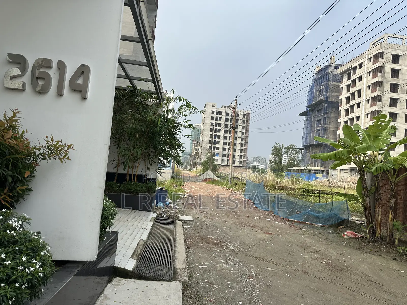 এম-ব্লক, ১০-কাঠা, দক্ষিণমুখী, ৭' বাউন্ডারি সম্পন্ন, বসুন্ধরা আবাসিক এলাকা